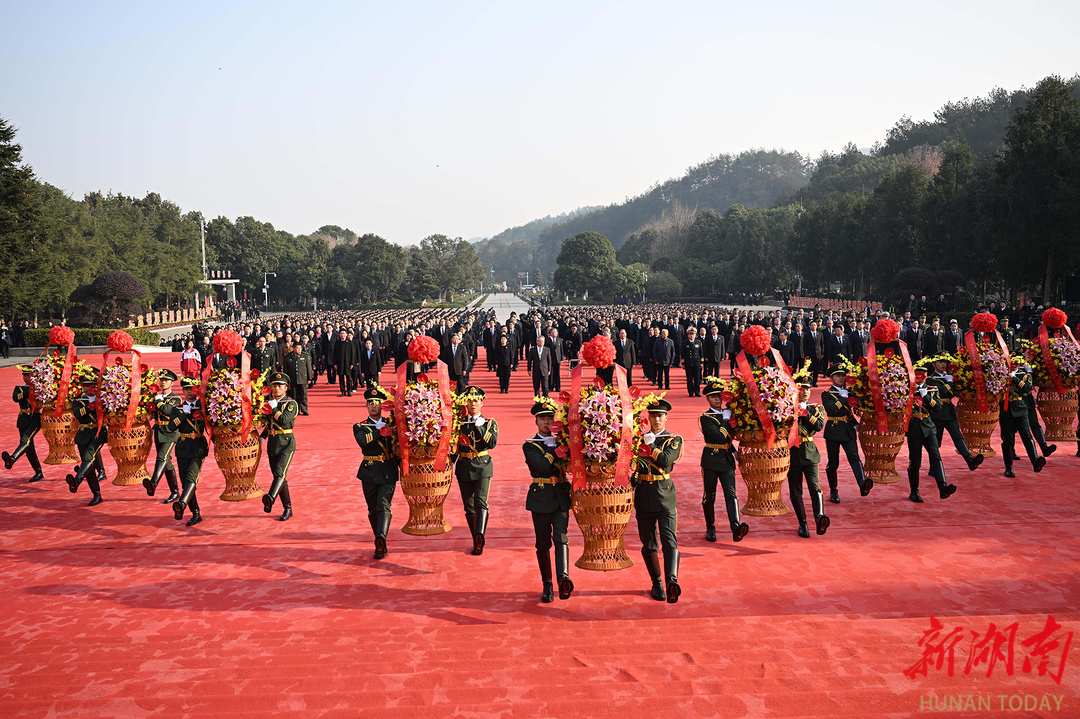 湖南舉行向毛澤東同志銅像敬獻(xiàn)花籃儀式(圖2)